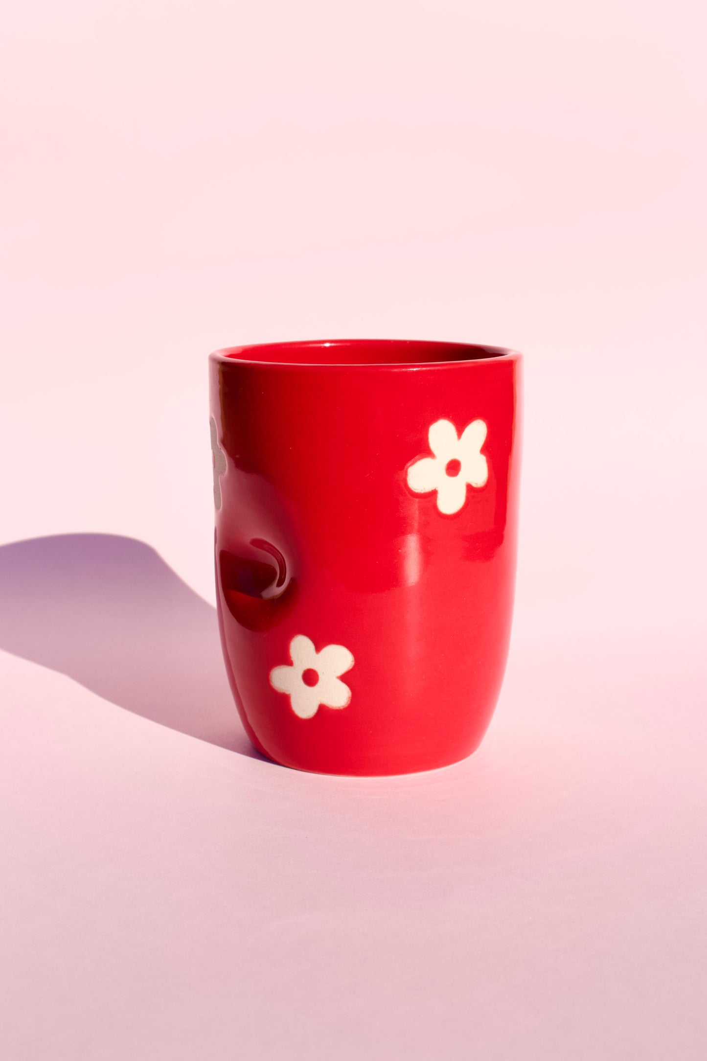Red Daisy Thumb Cup