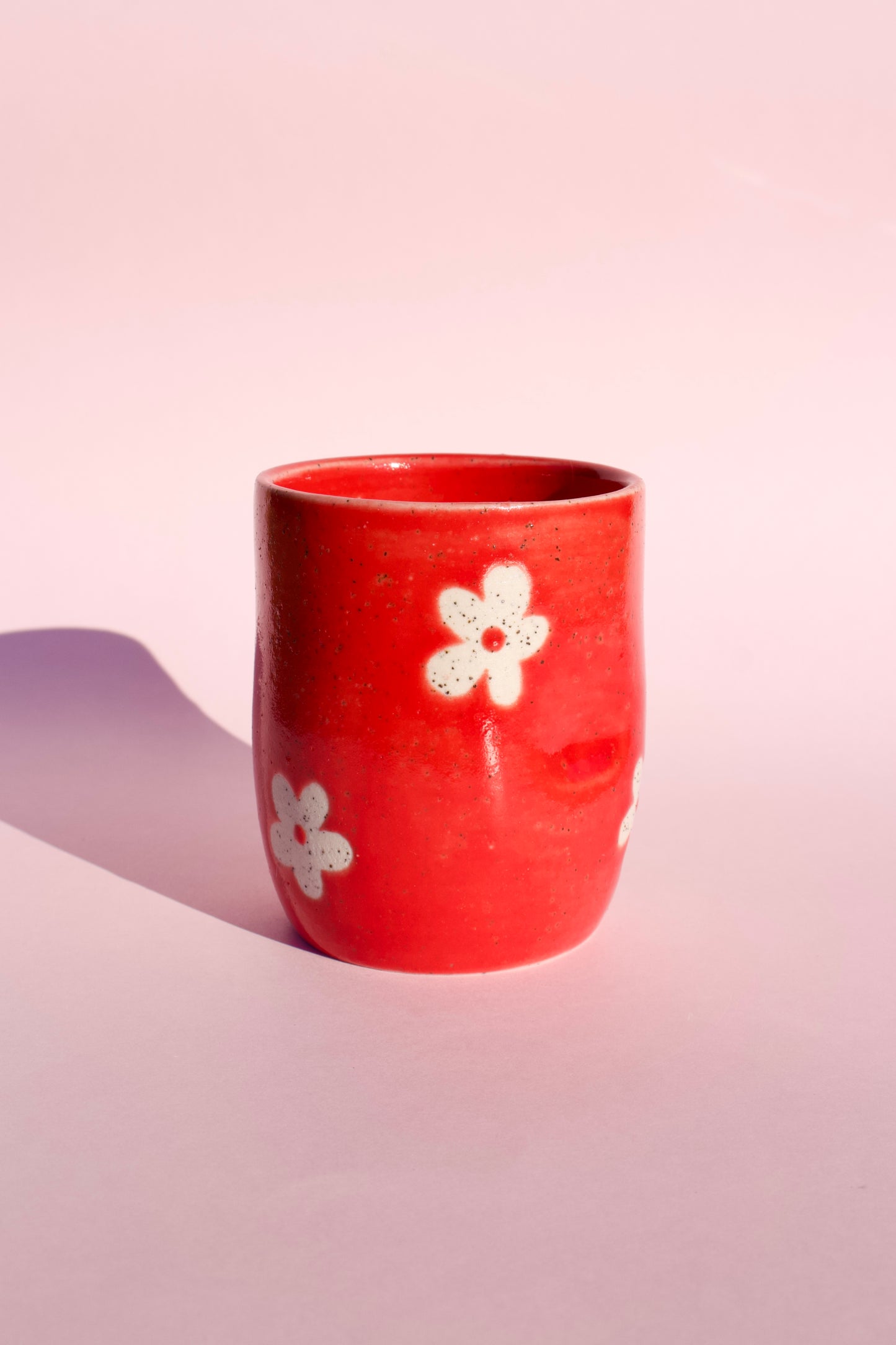 Speckled Red Daisy Thumb Cup
