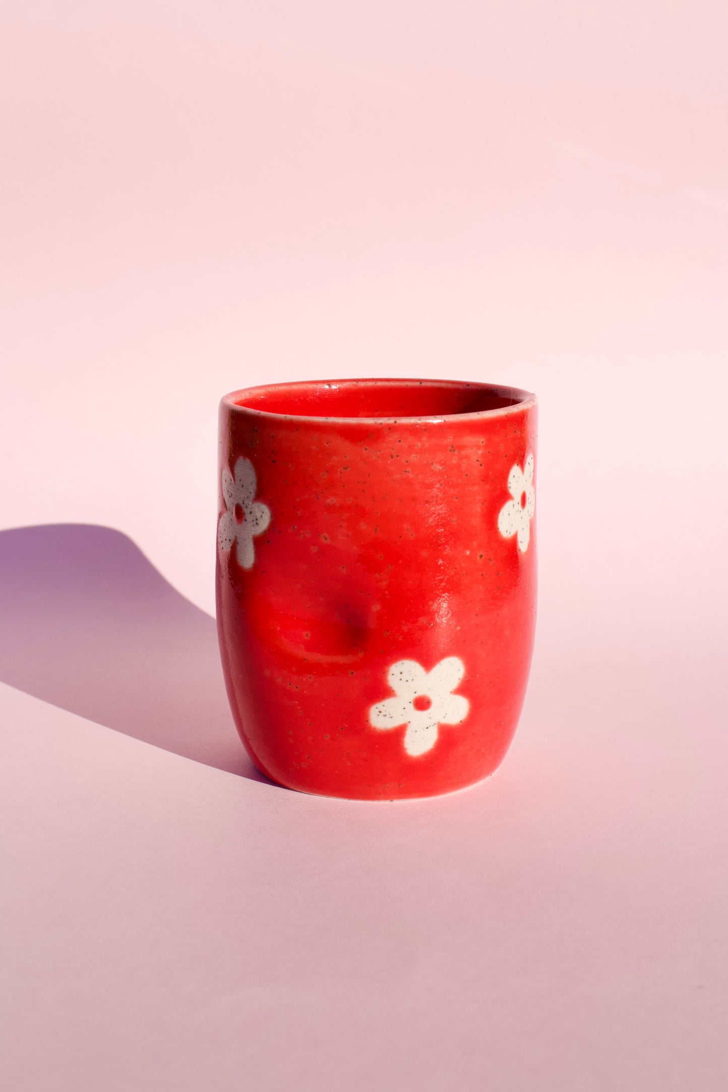 Speckled Red Daisy Thumb Cup