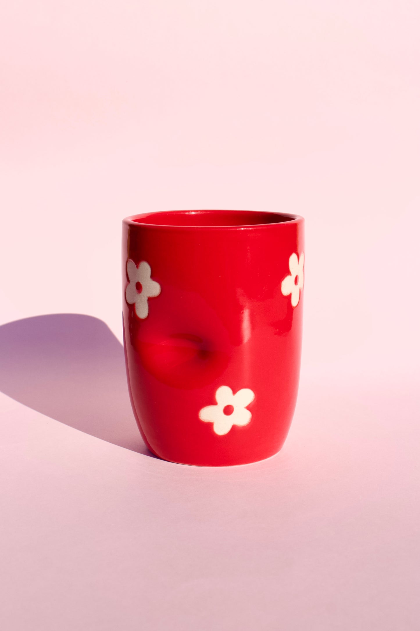 Red Daisy Thumb Cup