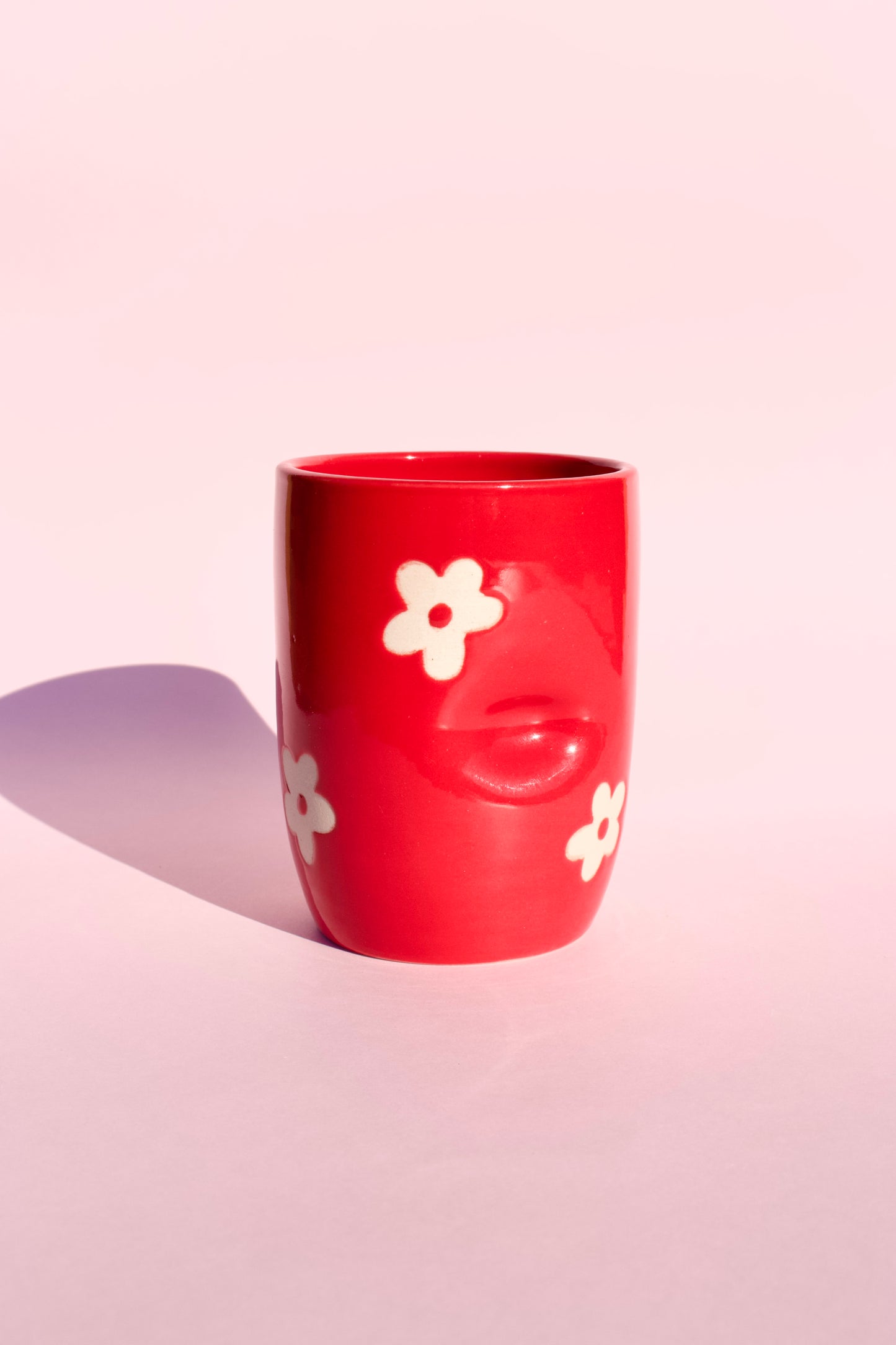 Red Daisy Thumb Cup