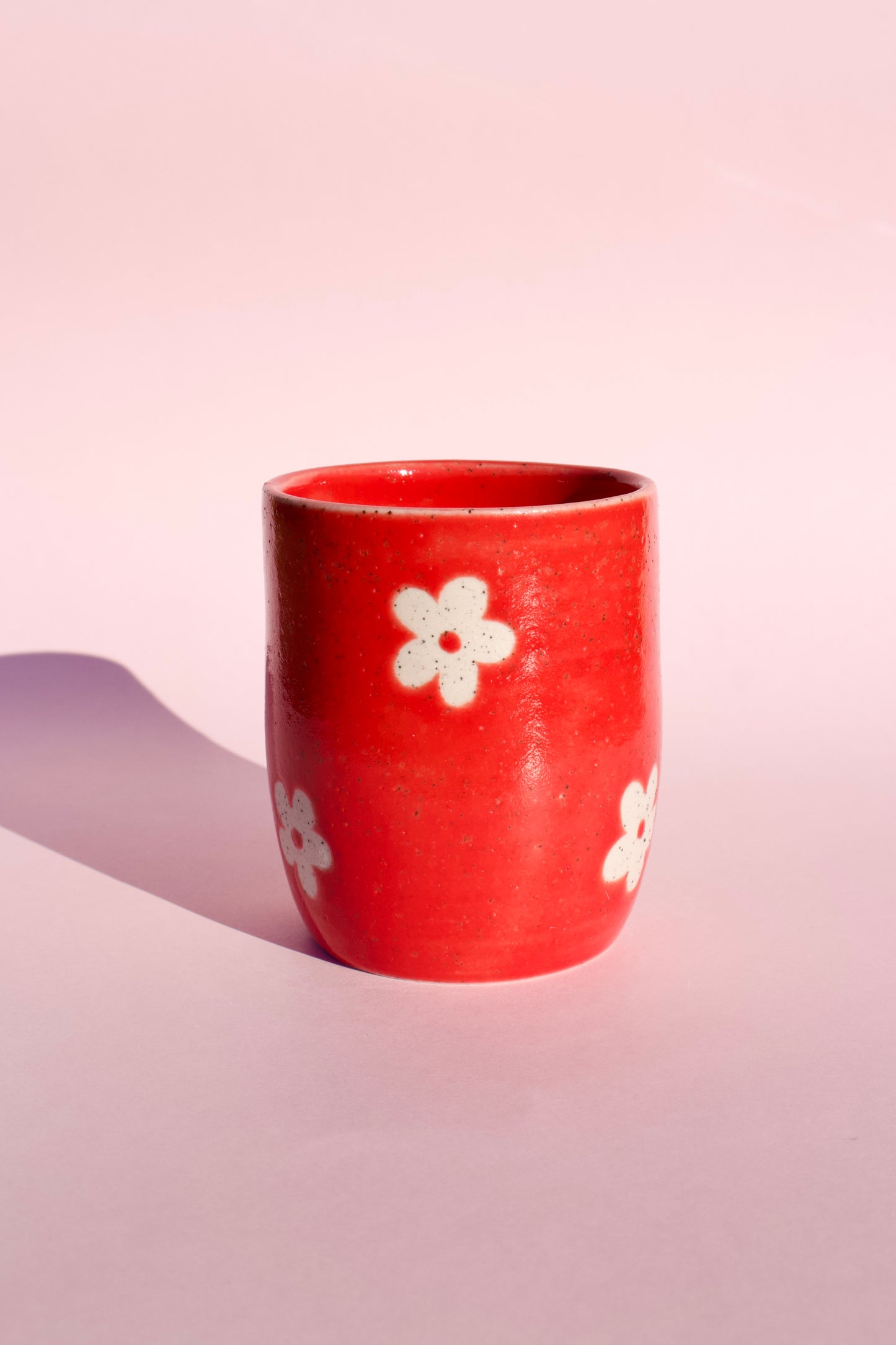 Speckled Red Daisy Thumb Cup