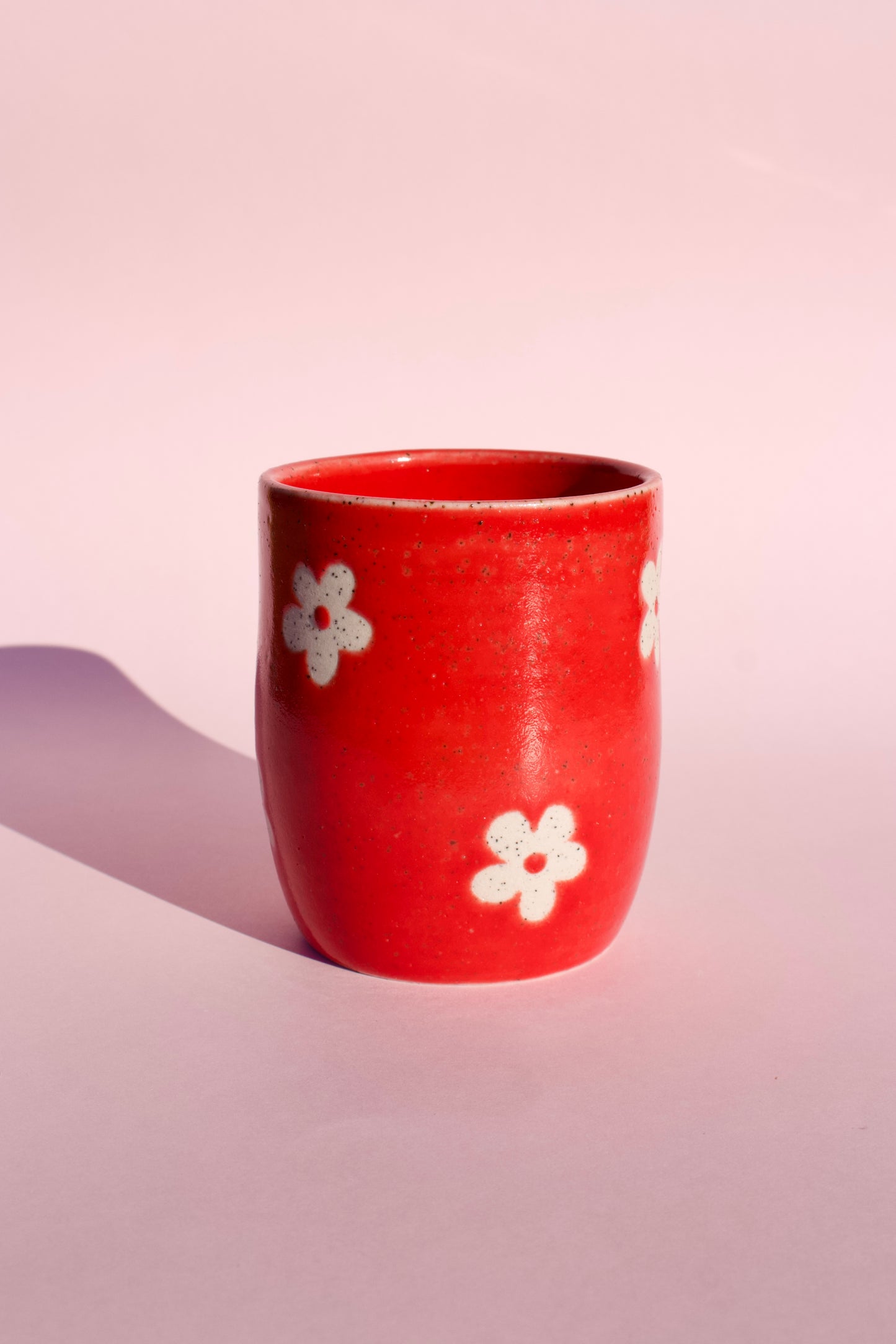 Speckled Red Daisy Thumb Cup